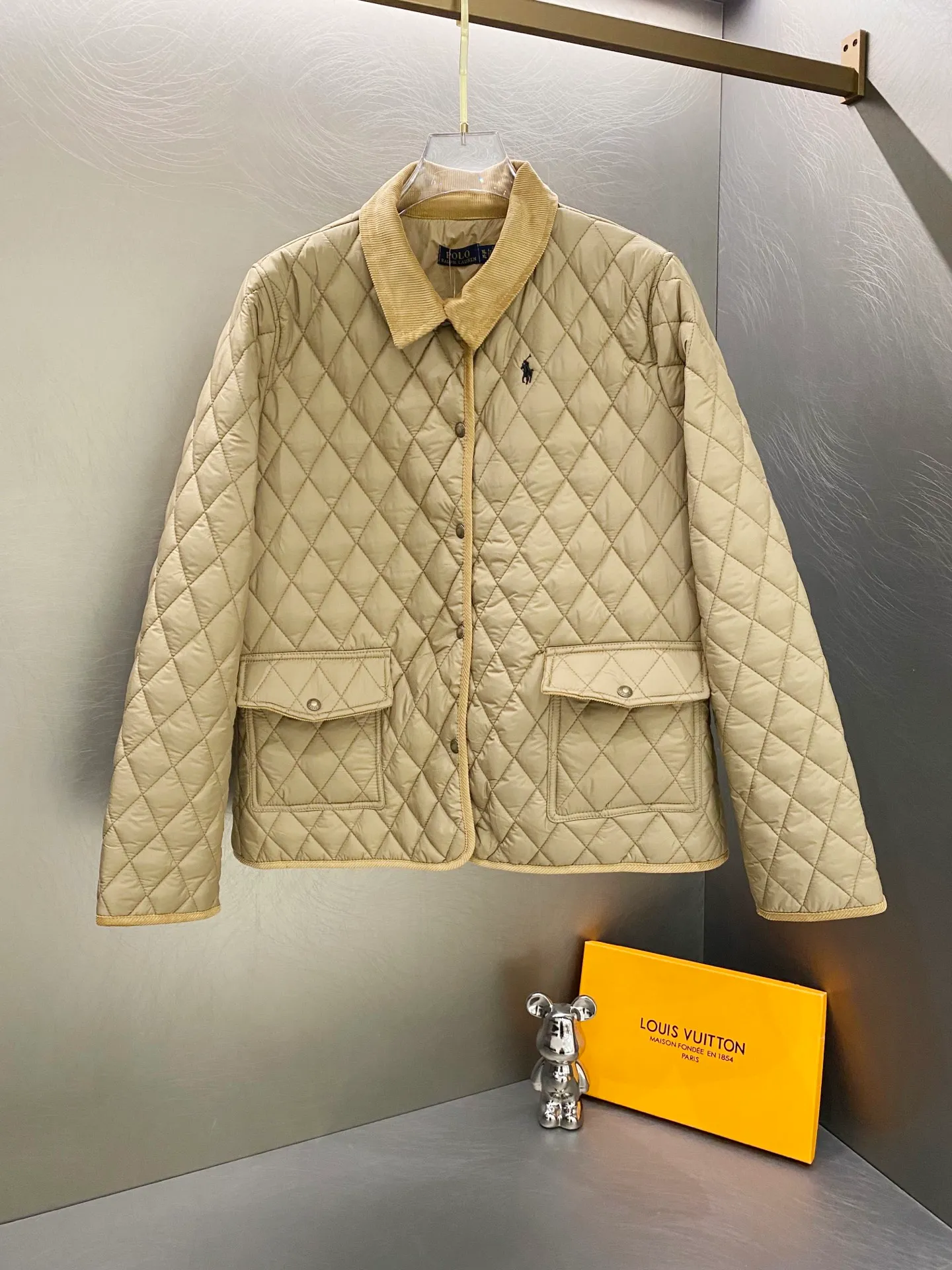 P340 Ralpah Lauren/Ralph Lauren diamond plaid lapel veteran cotton jacket, same style for men and women, British retro style, classic diamond Henry lapel thin cotton jacket, simple yet stylish, corduroy trimmed cuffs, collar, straight foldable, two-wear, fashionable, warm and not abrasive to the skin. Flap pockets are more practical and safer. The half-high collar has double-button closure on the front. The fabric has a certain anti-water effect, making it a timeless classic. The delicate embroidery of the pony on the left side of the chest is retro and will never go out of style. Color: navy khaki green Size: S-XL